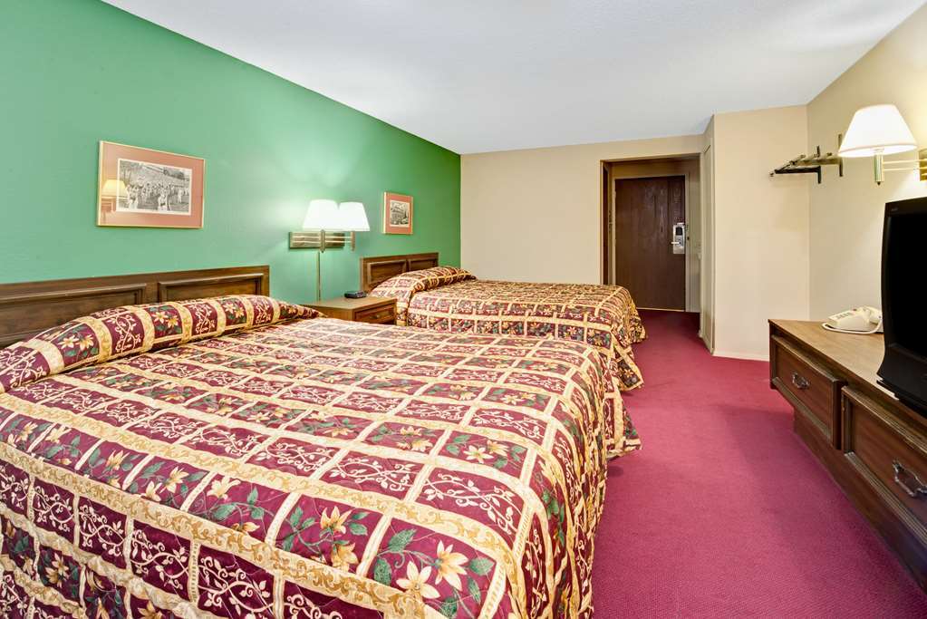 Super 8 By Wyndham Shelbyville Room photo