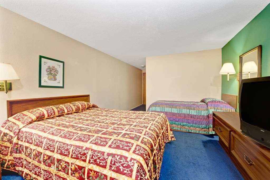 Super 8 By Wyndham Shelbyville Room photo